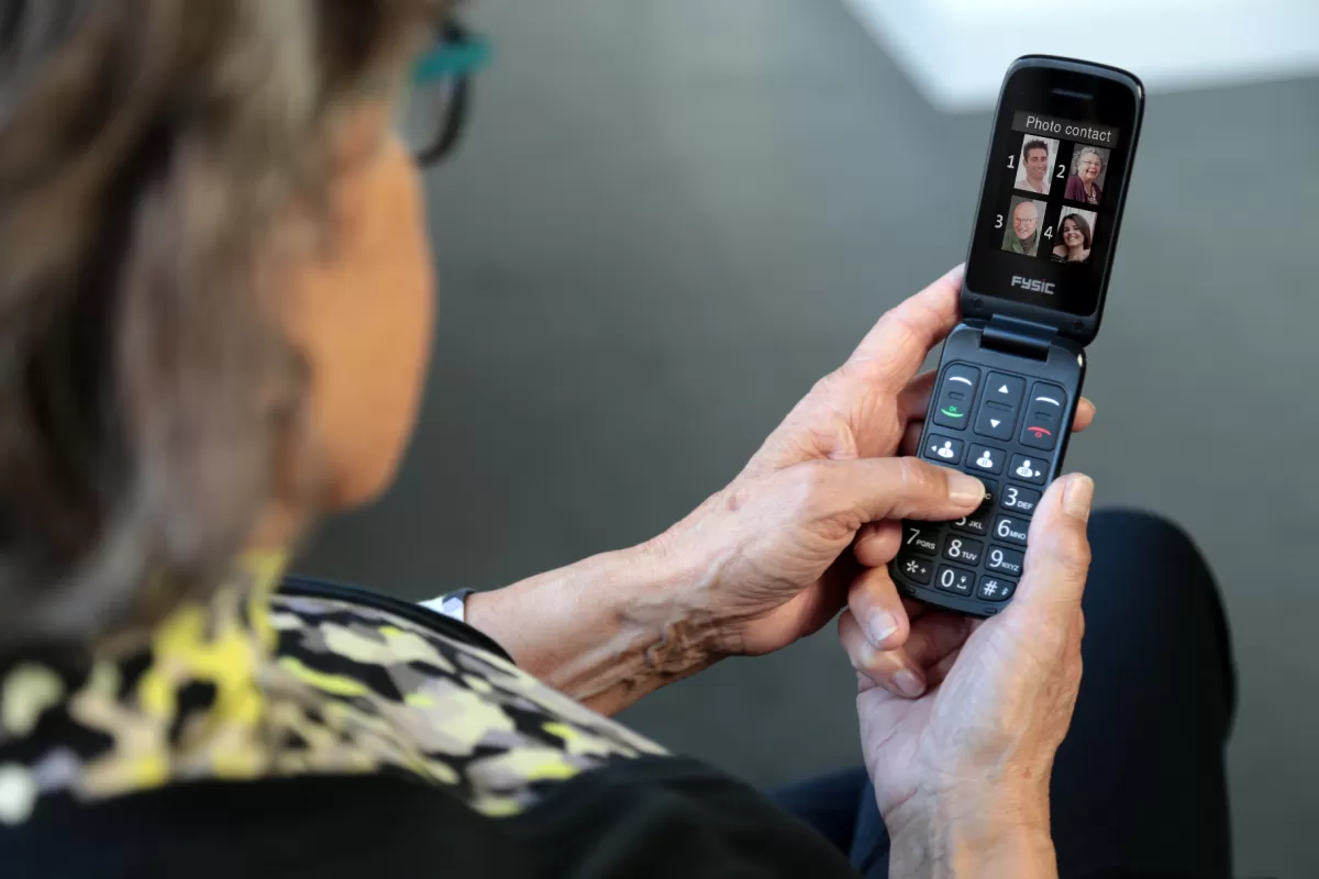 Brico Kluizen-Fysic Fm-9760Zt Mobiele Klaptelefoon Voor Senioren Noodknop Zwart