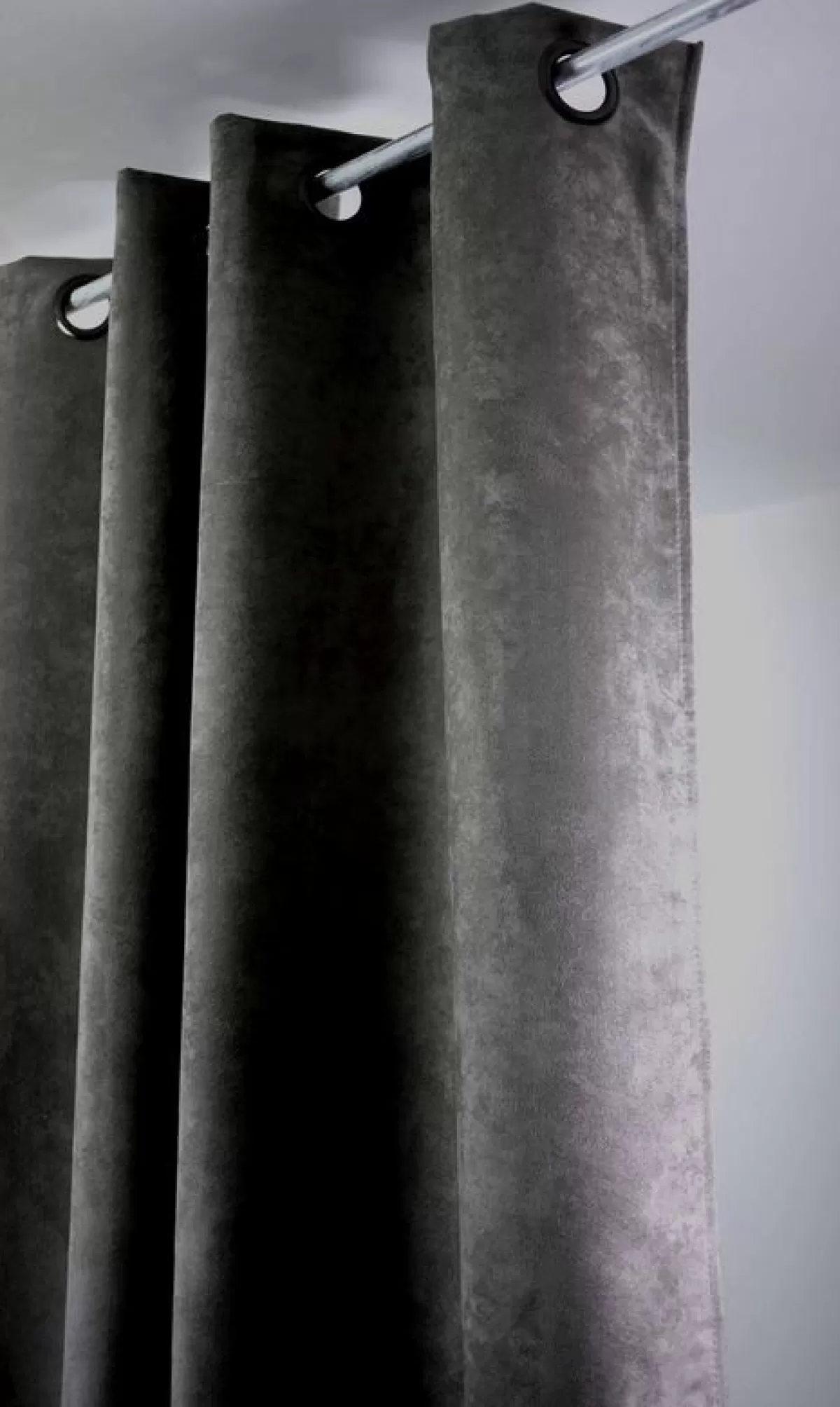 Brico Gordijnen-Gordijn Sweet Suede Verduisterend Antraciet Ringen 145 X 260 Cm