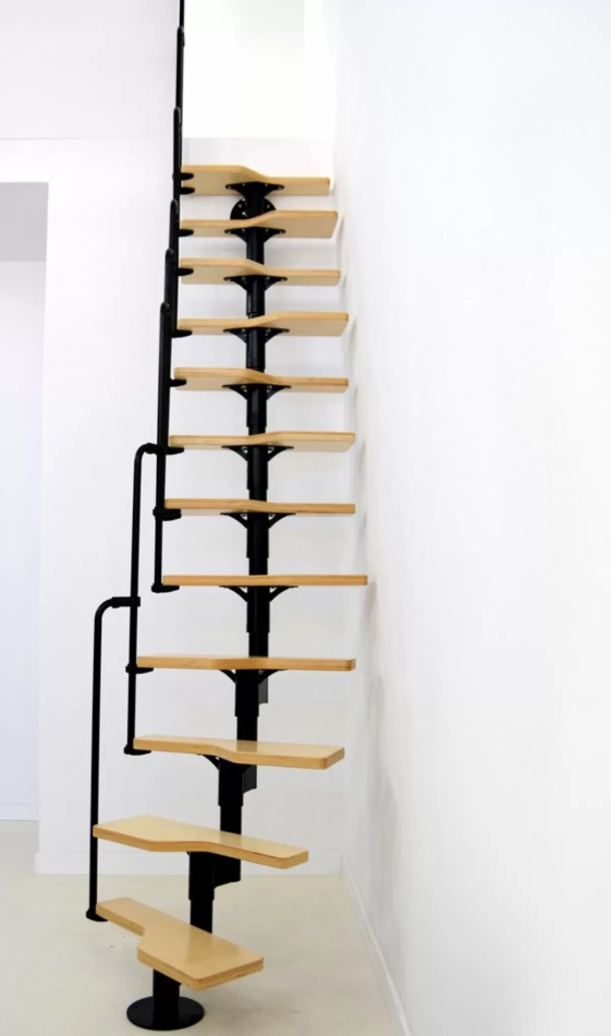 Brico Zoldertrappen-Handystairs Zoldertrap "Swirl" - Multi-Inzetbaar - Hoogte 294Cm - 12 Treden Van Berken - Zwart Staal