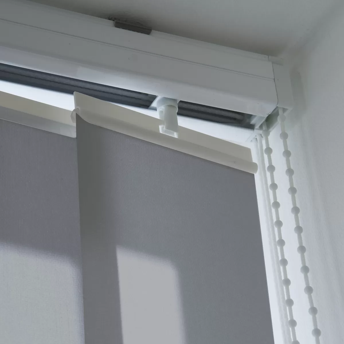 Brico Lamellen-Madeco 3058 Verticale Lamellen 5 Stuks Lichtdoorlatend Wit 8,9 X 260 Cm + Rail 250 Cm