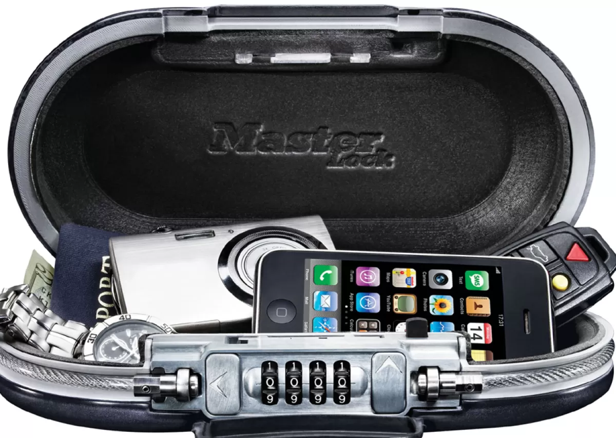 Brico Kluizen-Master Lock Mobiele Kluis Safe Space Met Combinatieslot En Kabel